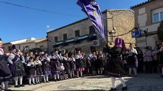 Miles de personas se reúnen en Villar del Pedroso para disfrutar del Carnaval de las Ánimas, una tradición centenaria donde lo religioso y lo militar se fusionan