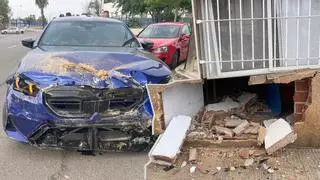 El conductor temerario de un BMW se estrella contra una casa del Grau de Castelló