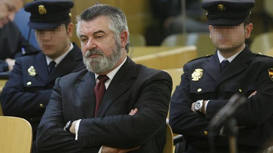 El ex asesor urbanístico del Ayuntamiento de Marbella (Málaga) Juan Antonio Roca (c), escuchó hoy la sentencia que hizo pública el tribunal de la Audiencia Nacional que ha enjuiciado los hechos del denominado "caso Saqueo" por el desvío de fondos del consistorio marbellí entre 1991 y 1995, en la que ha sido condenado a 6 años y 10 meses de cárcel.