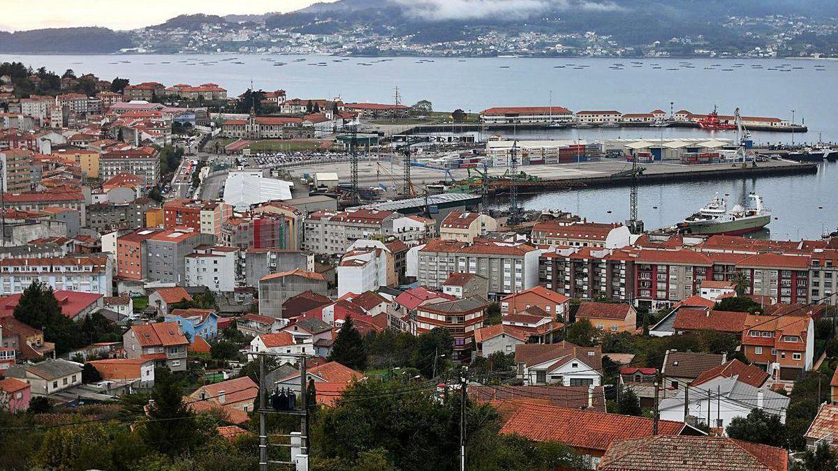 Una vista del centro urbano, el puerto y la Escuela Naval.