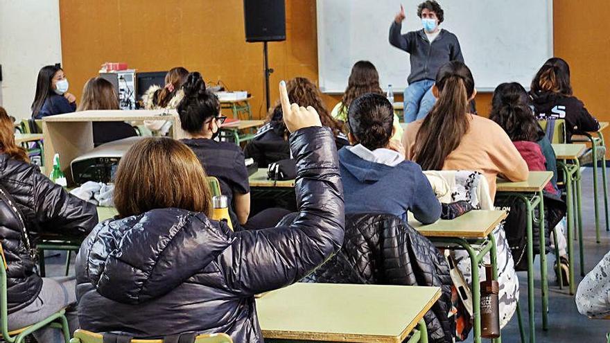 Debat sobre masclisme en una classe de batxillerat.