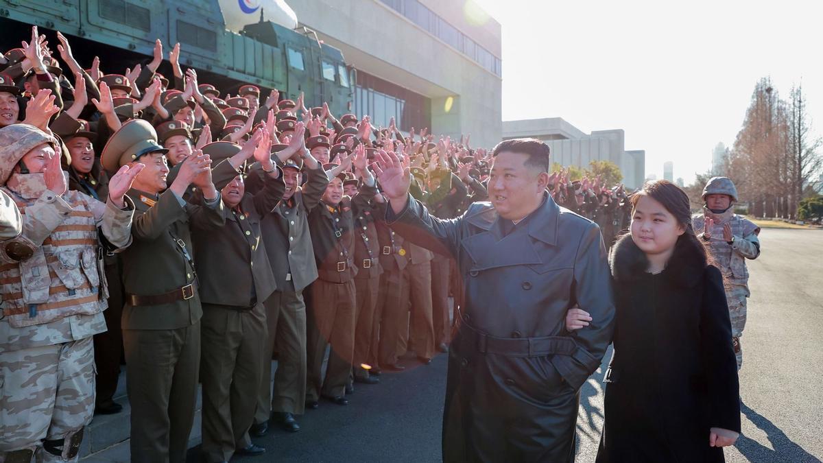 El líder norcoreano Kim Jong-un con su hija, que se supone que será su segunda hija, Ju-ae, durante la prueba de un misil balístico intercontinental Hwasong-17 en un lugar no revelado en Corea del Norte.