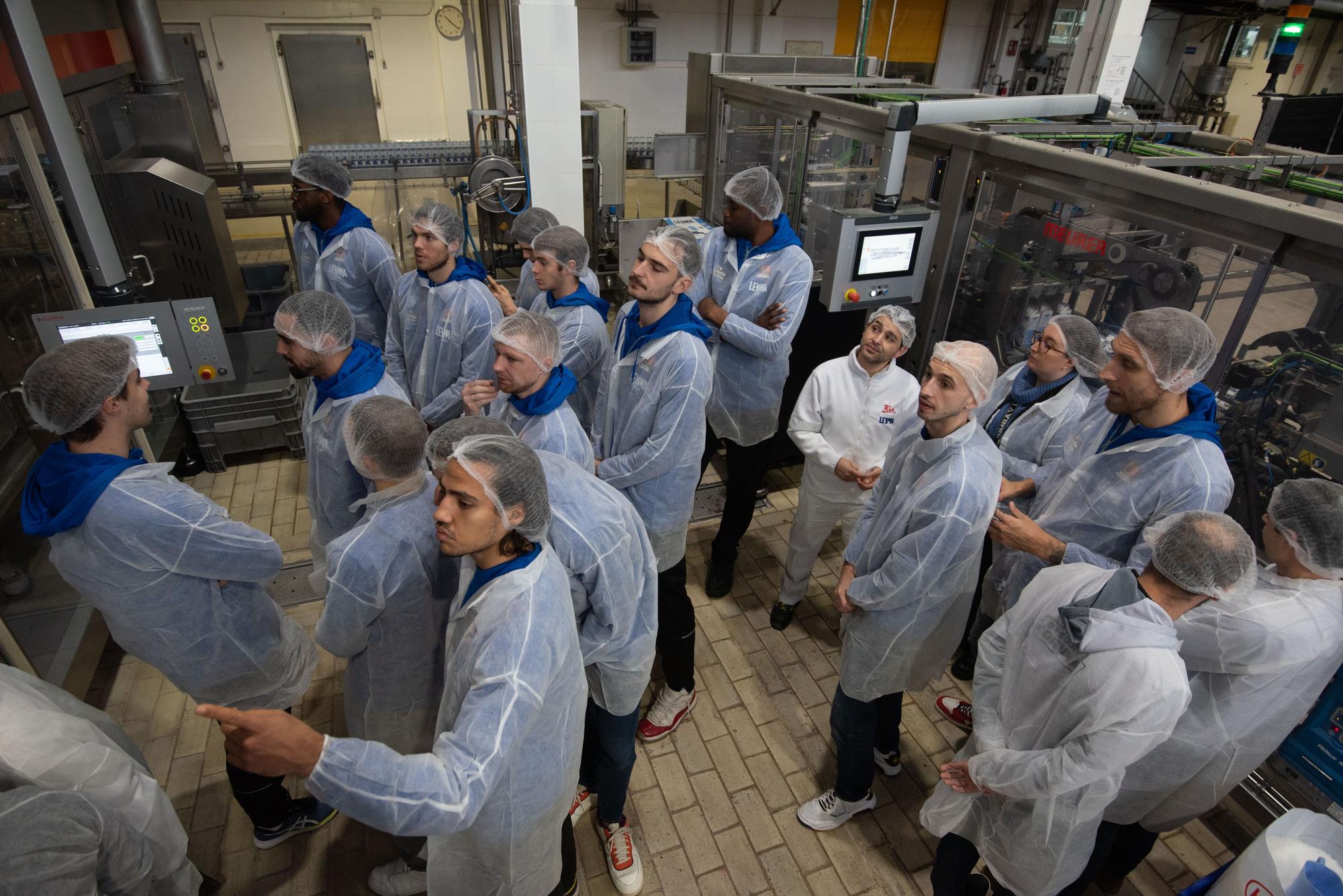 Los jugadores del Básquet Coruña visitan la fábrica de Leyma