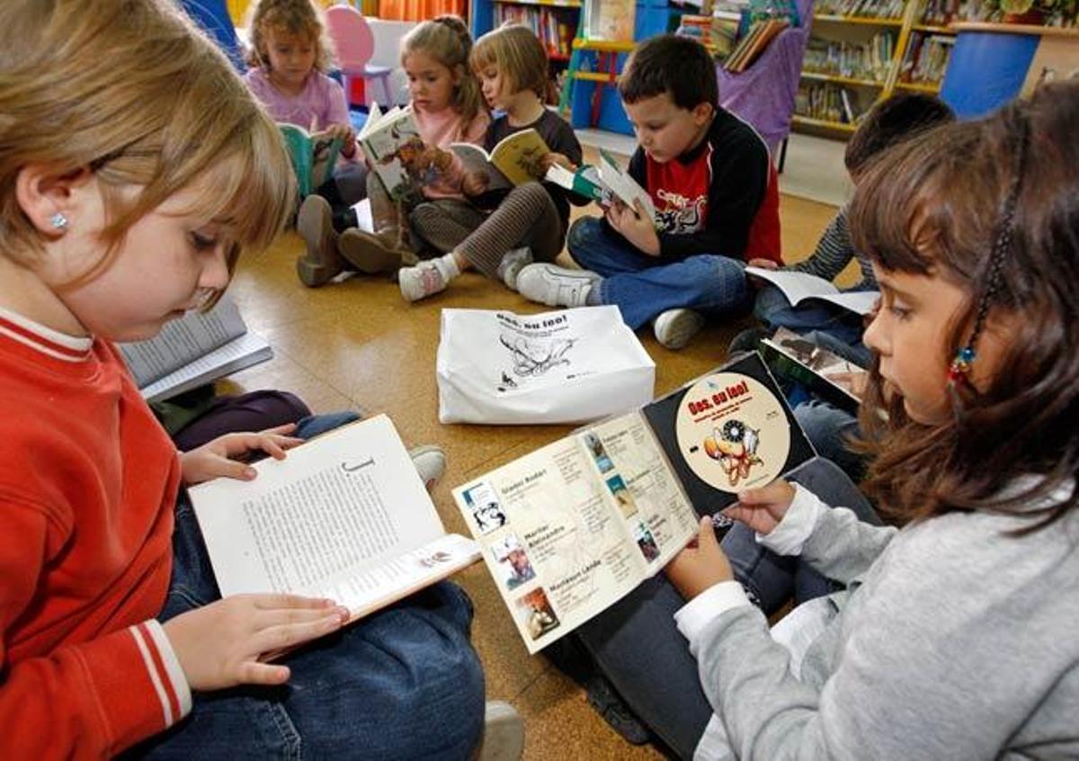 Niños leyendo. / MARTA G. BREA