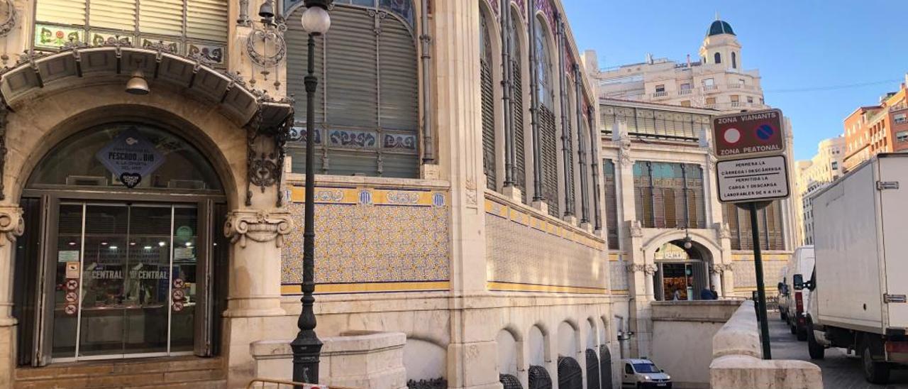 Acceso al sótano del Mercat Central, que ayer estaba repleto de vehículos de mercancías de los vendedores.