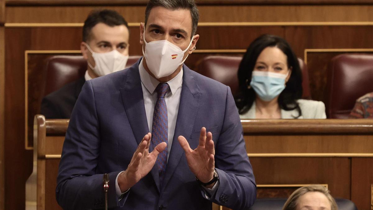 El presidente del Gobierno, Pedro Sánchez, interviene en una sesión plenaria celebrada en el Congreso de los Diputados, a 15 de diciembre de 2021, en Madrid, (España).