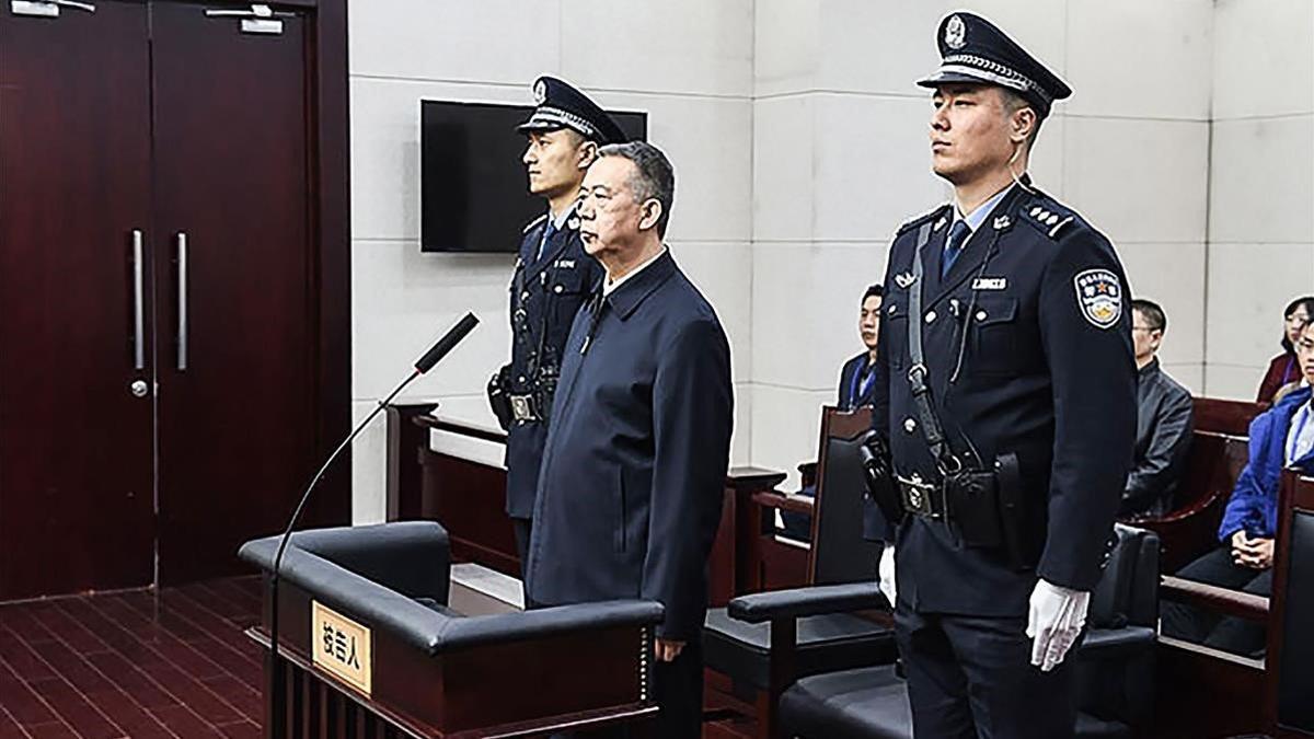El exjefe de Interpol Meng Hongwei (centro) ecucha el veredicto del tribunal de la ciudad china de Tianjin.