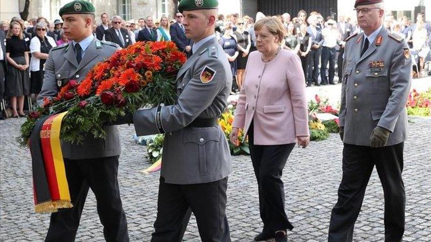 Merkel recuerda la &quot;obligación de desobedecer&quot; a la tiranía