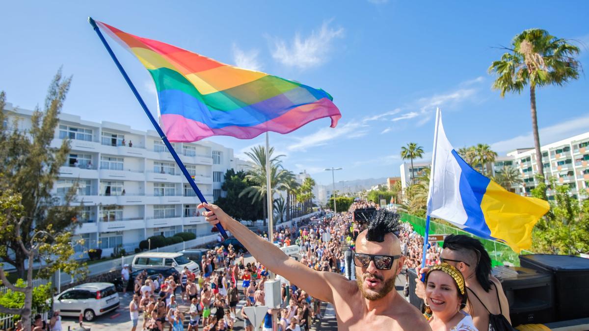 El Maspalomas Pride vuelve a las calles de la zona turística de Maspalomas, con su particular ambiente de color, diversión , reivindicaciones y espontaneidad. Arriba, la cabalgata del año 2018. Y, debajo, una imagen oficial de cantante Macaco, una de las estrellas del festival Soltura, que este año se celebra en Valsequillo.