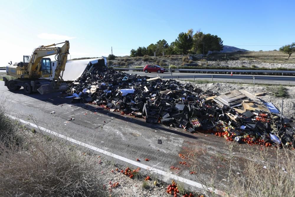 Un camión de tomates vuelca en la A-31 en término de Sax.