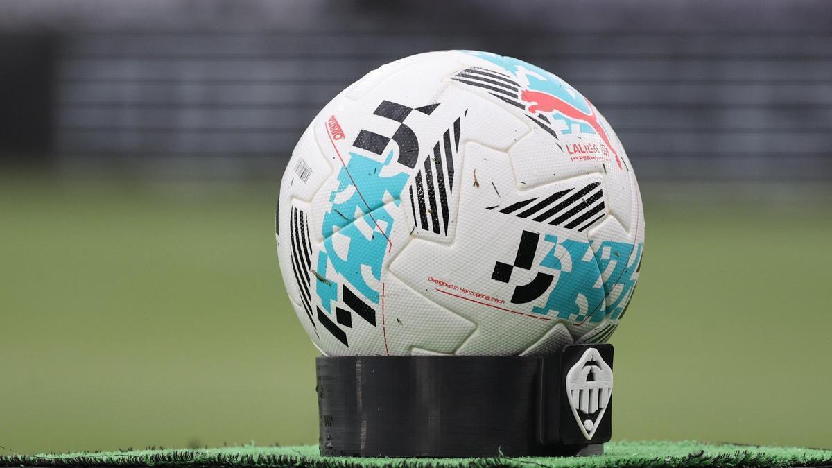 El balón de LaLiga Hypermotion, en un soporte del CD Castellón.