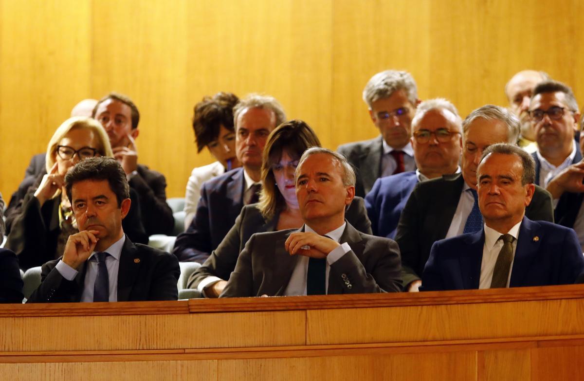 El alcalde de Zaragoza, Jorge Azcón, en el centro, junto al de Huesca, Luis Felipe, y el presidente de la DPZ, Sánchez Quero