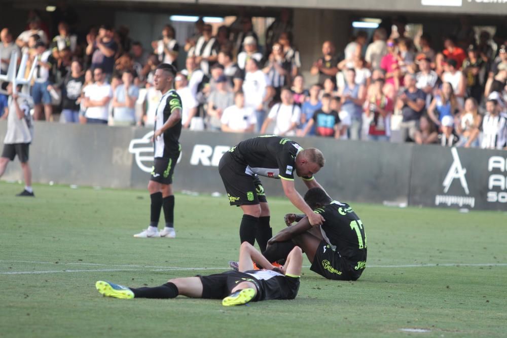 Los jugadores del FC Cartagena, tristes tras el partido que les deja sin ascenso