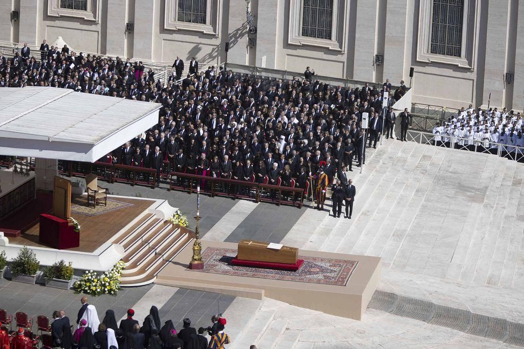 El funeral del papa Francisco en la Plaza de San Pedro del Vaticano, en imágenes