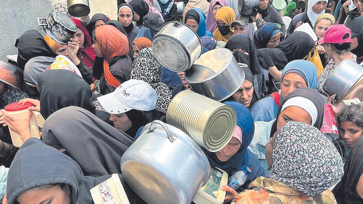 Palestinos se agolpan en un campamento para refugiados
