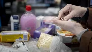 Un 62,7% de les famílies compra aliments de menor qualitat per abaratir la compra, segons Facua