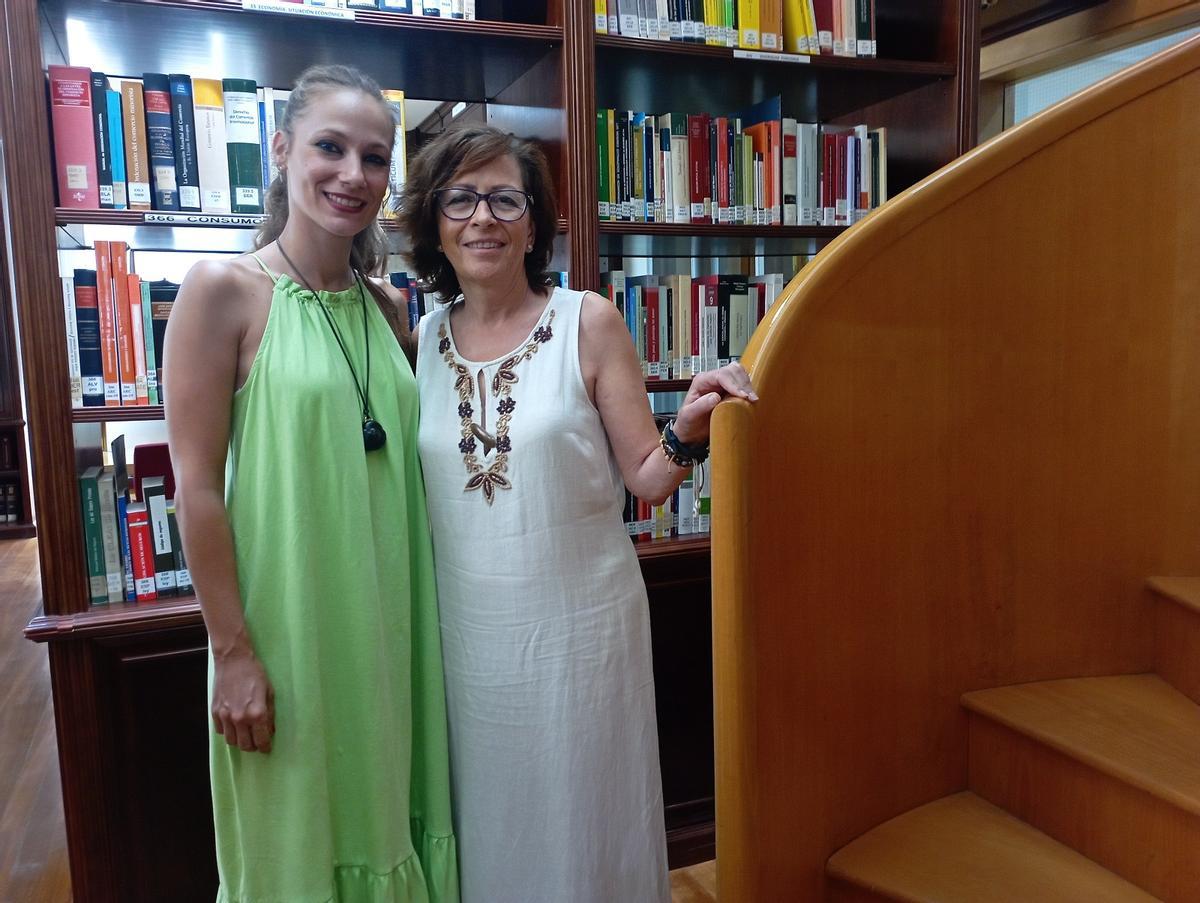 María Gago tomará el relevo la próxima semana como bibliotecaria del Colegio de Abogados de Málaga, tras la jubilación el próximo 3 de agosto de Alicia López, con quien aparece en la foto.