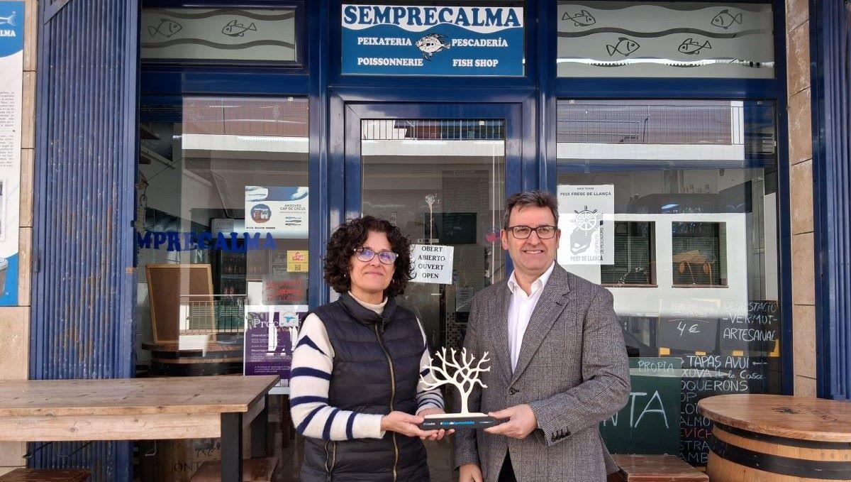 Raquel Carrera amb el director territorial de CaixaBank a Catalunya, Josep M. Gonzàlez.