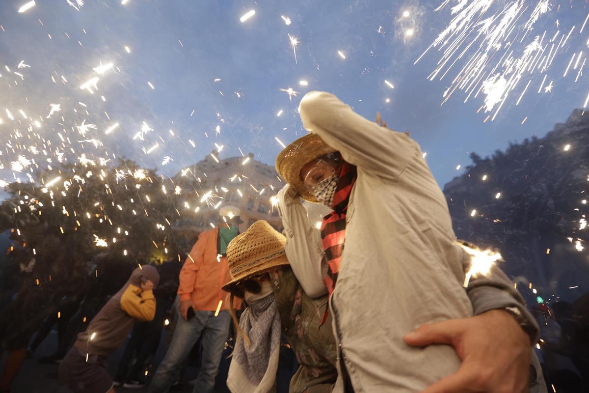 Los diables incendian el Passeig de Gràcia durante el correfoc de la Mercè.