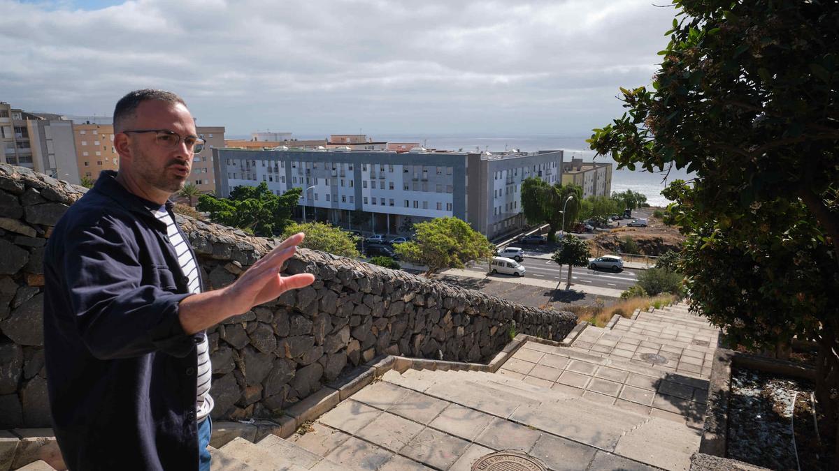 Recorrido por el barrio de Añaza con el concejal Javier Rivero.