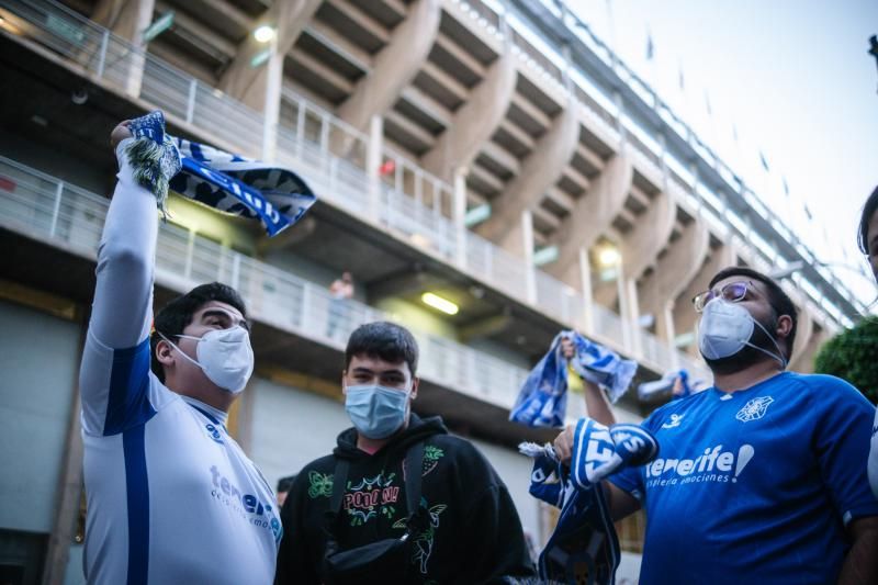 Derbi canario: La UD Las Palmas es recibida por los aficionados del CD Tenerife