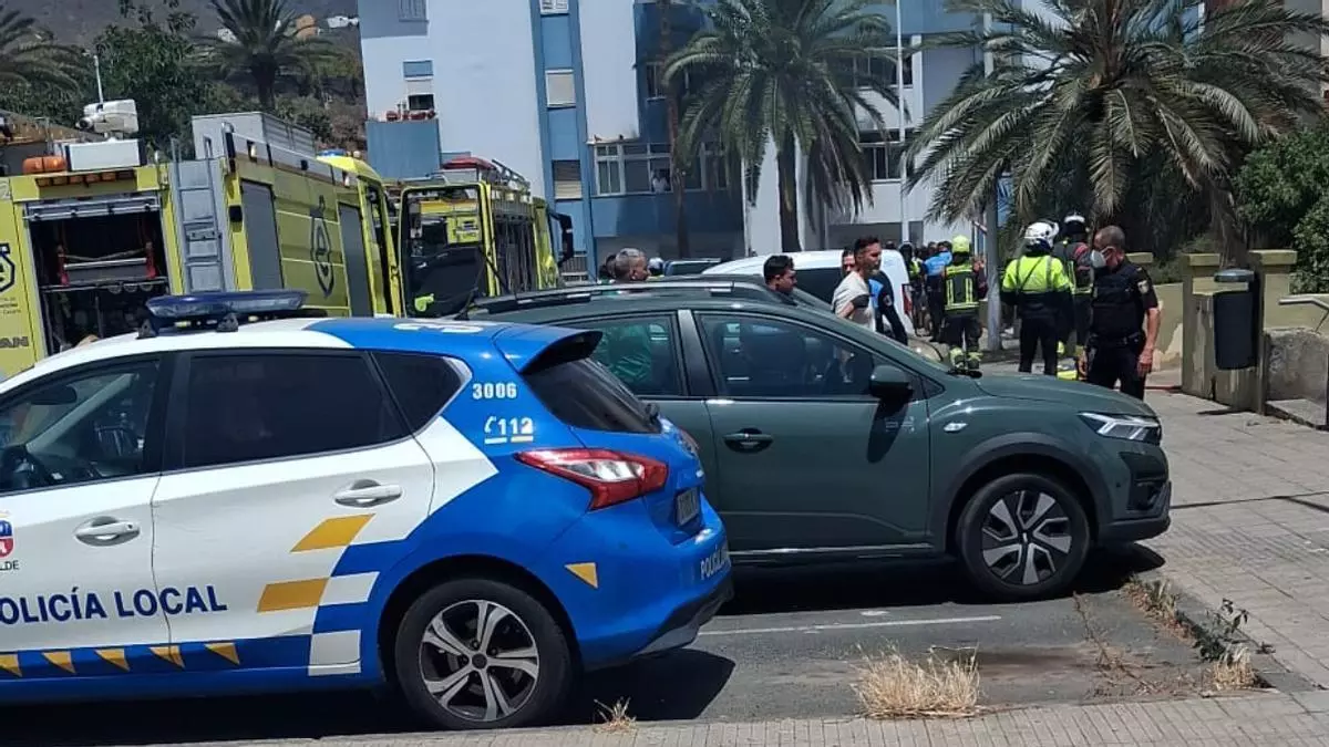 Un menor, herido al precipitarse de un edificio en un incendio con cinco afectados en Jinámar