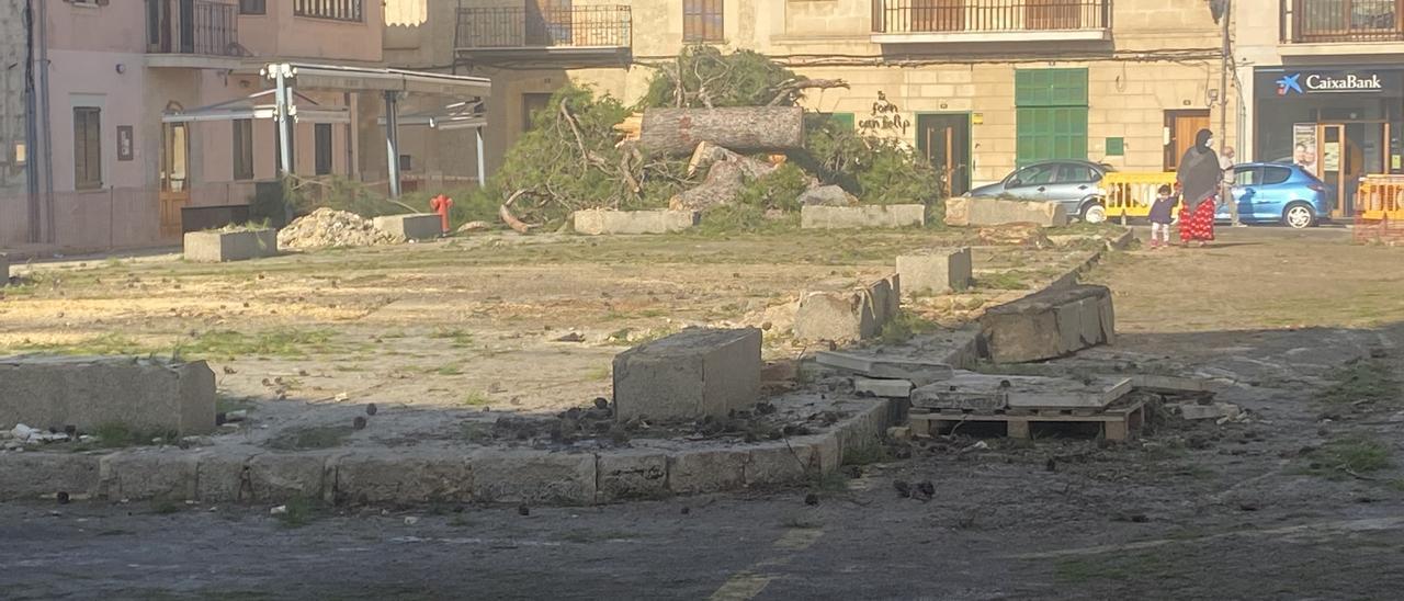 En la imagen tomada durante la reforma de la Plaça Major se observan parte de los bancos y los bordillos retirados.