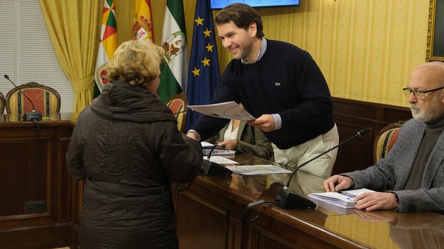 El Ayuntamiento de Cabra concede ayudas a 35 familias para la adecuación funcional de sus viviendas