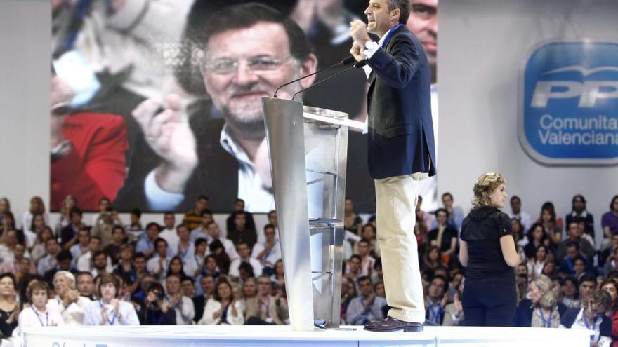 Camps, con Rajoy al fondo, en el congreso del PP en Feria Valencia de 2008.