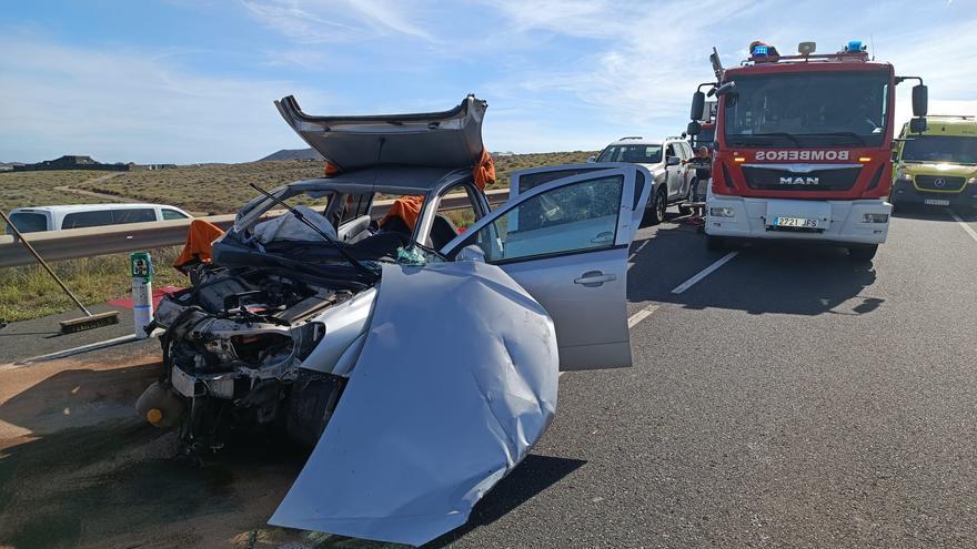 Aparatoso accidente entre una guagua y dos coches con tres víctimas atrapadas en Lanzarote