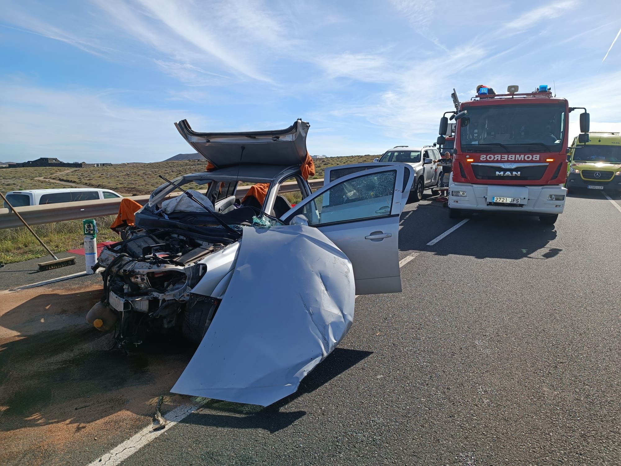 Accidente entre una guagua y dos coches en el norte de Lanzarote
