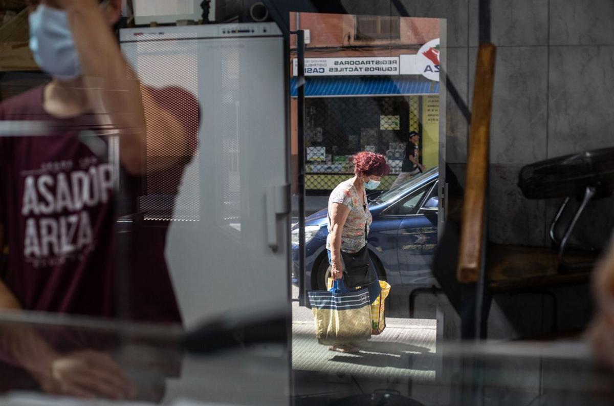 Personas con mascarilla en febrero, cuando desapareció la obligación de llevarla en exteriores.