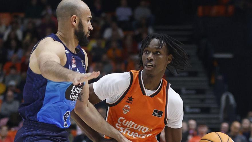 Phil Scrubb trata de robarle el balón a Badio en el duelo ante el Valencia Basket.