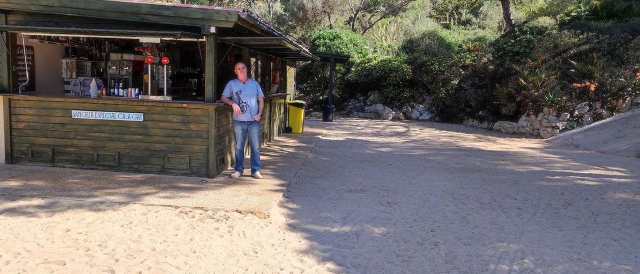 Miquel Garau posa en el chiringuito de Cala Gat.