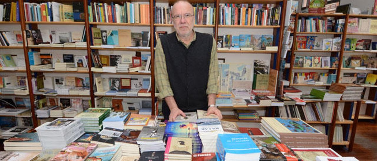 El librero Cristian Jorge Millares en la Librería del Cabildo de Gran Canaria.