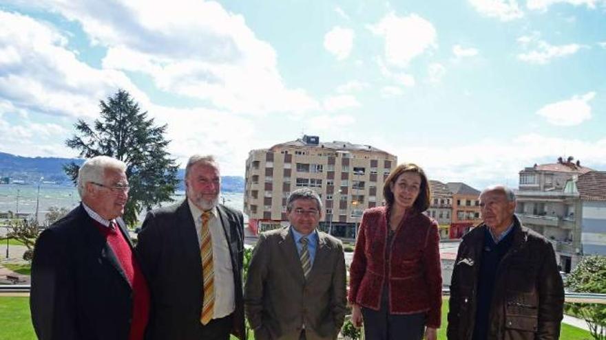 López Veiga (segundo izq.), en una visita a Moaña con el alcalde (centro) y Pedro Delgado (izq.).  // G.N.