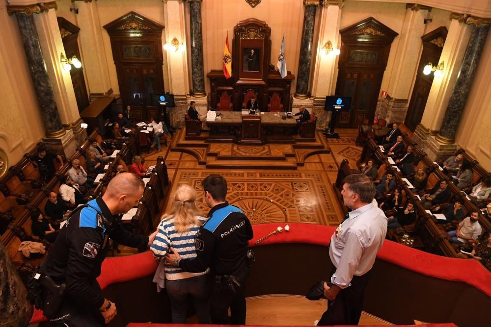 Asistentes lanzan claveles blancos desde el palco del público en señal de protesta.