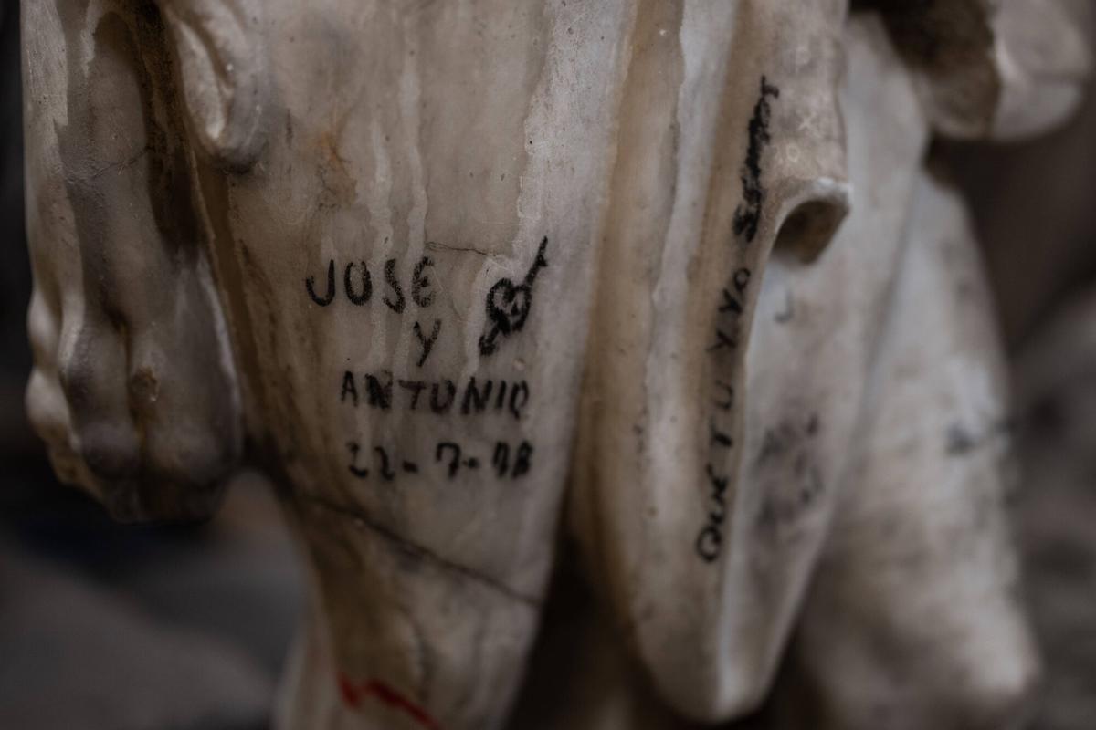 Imágenes de Almacén de Arte Público de Canyelles , durante la primera visita del mini festival OpenBarri.