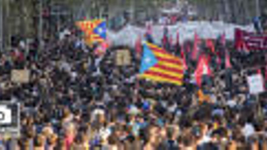 Milers de persones es manifesten al centre de Barcelona per rebutjar la intervenció policial