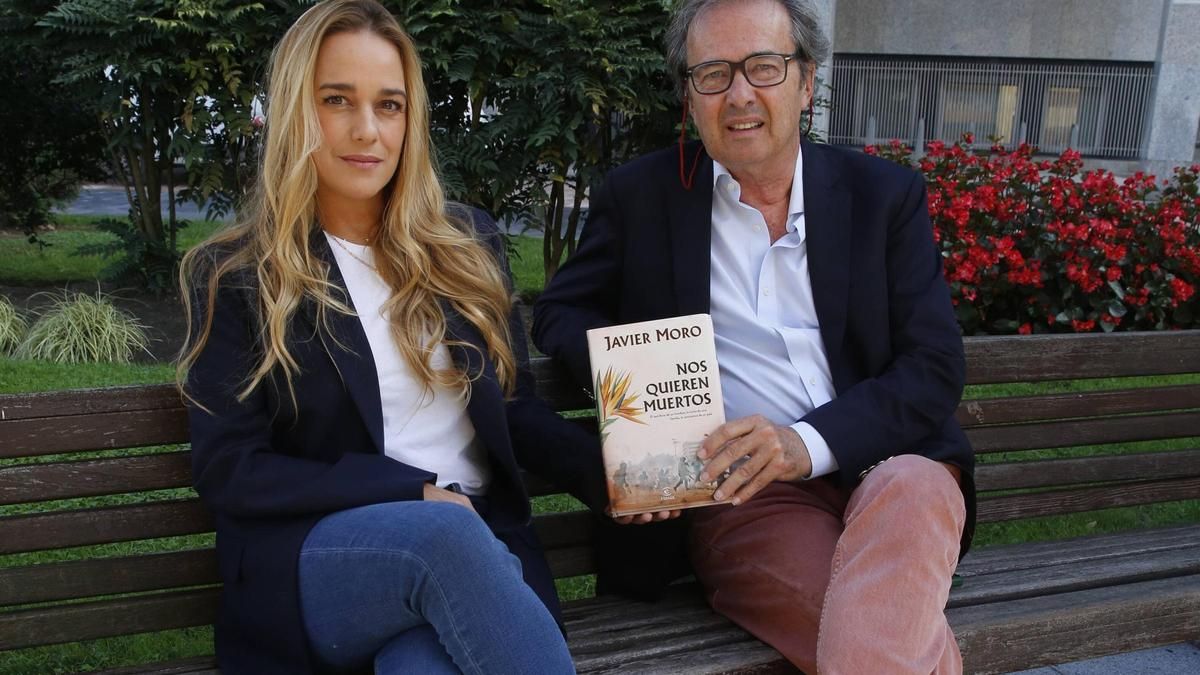 Lilian Tintori y el escritor Javier Moro posan con un ejemplar de &quot;Nos quieren muertos&quot;