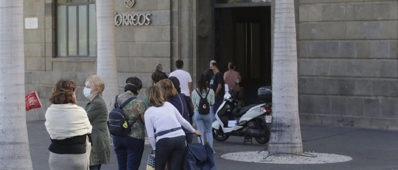 Oficina de Correos de la plaza de España de Santa Cruz, la principal en la Isla. | | E.D.