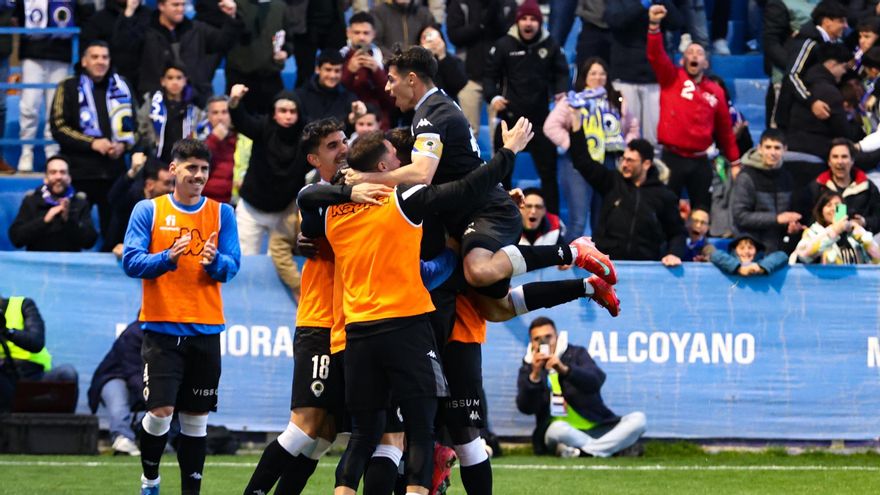 Los jugadores del Hércules festejan una victoria en El Collao... 13 años después.