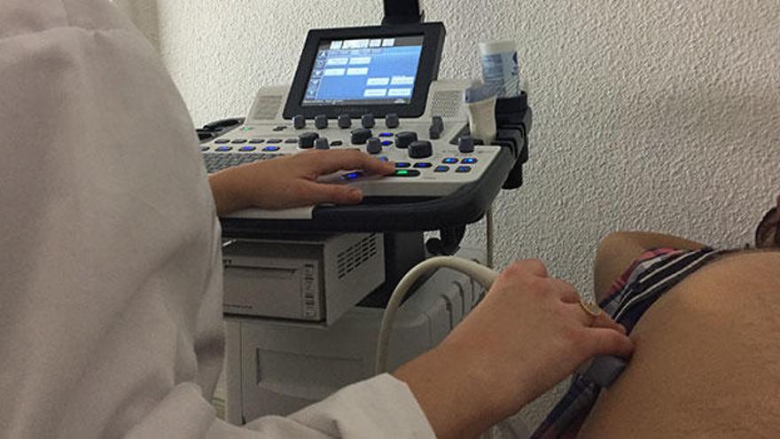 Un paciente es explorado en las instalaciones de Clínica UME de Alicante.