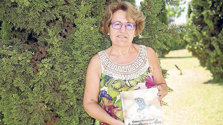 Antònia Maria Cirer posa con un ejemplar de su libro.