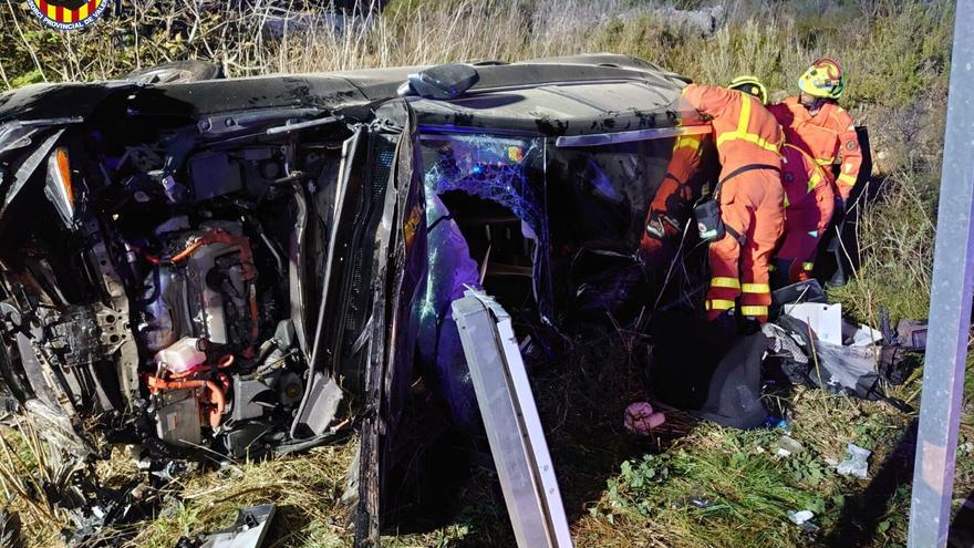 Un aparatoso accidente deja un herido en Llutxent tras volcar un coche