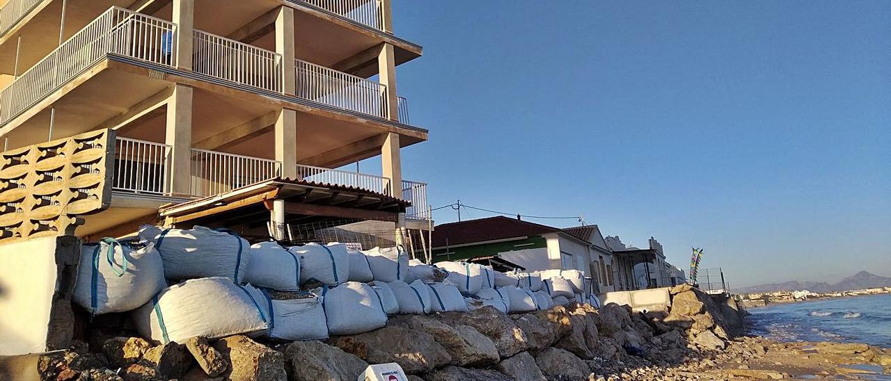 Sacos y piedras de escollera en un tramo totalmente desaparecido de la playa de les Deveses. | LEVANTE-EMV