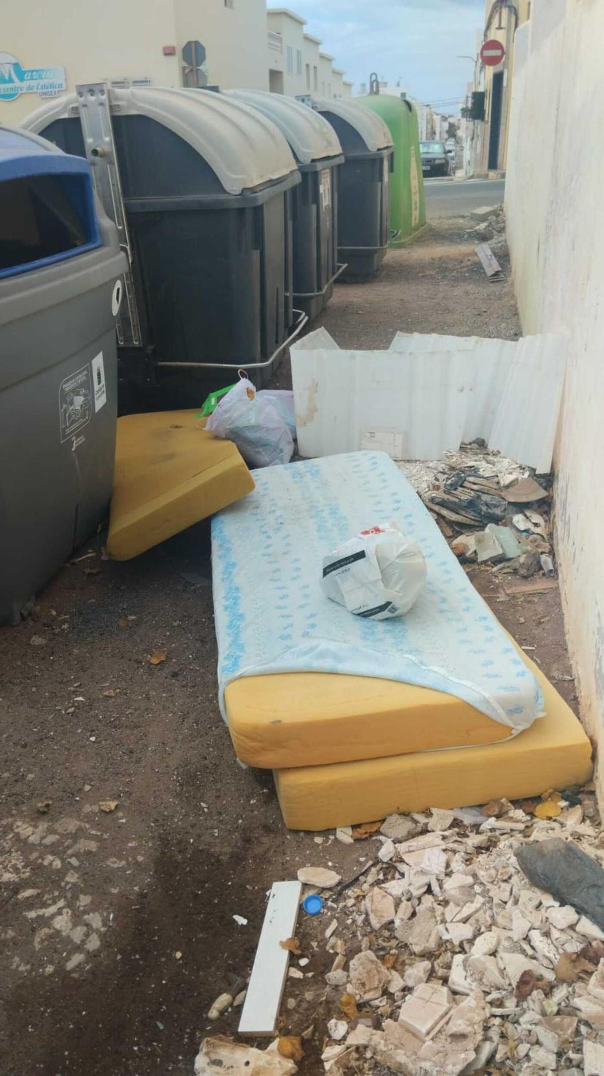 Enseres tirados en calles de Arrecife