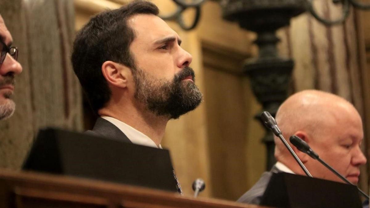 El Parlament reitera la voluntad de ejercer la autodeterminación. En la foto, Roger Torrent, presidente del Parlament.