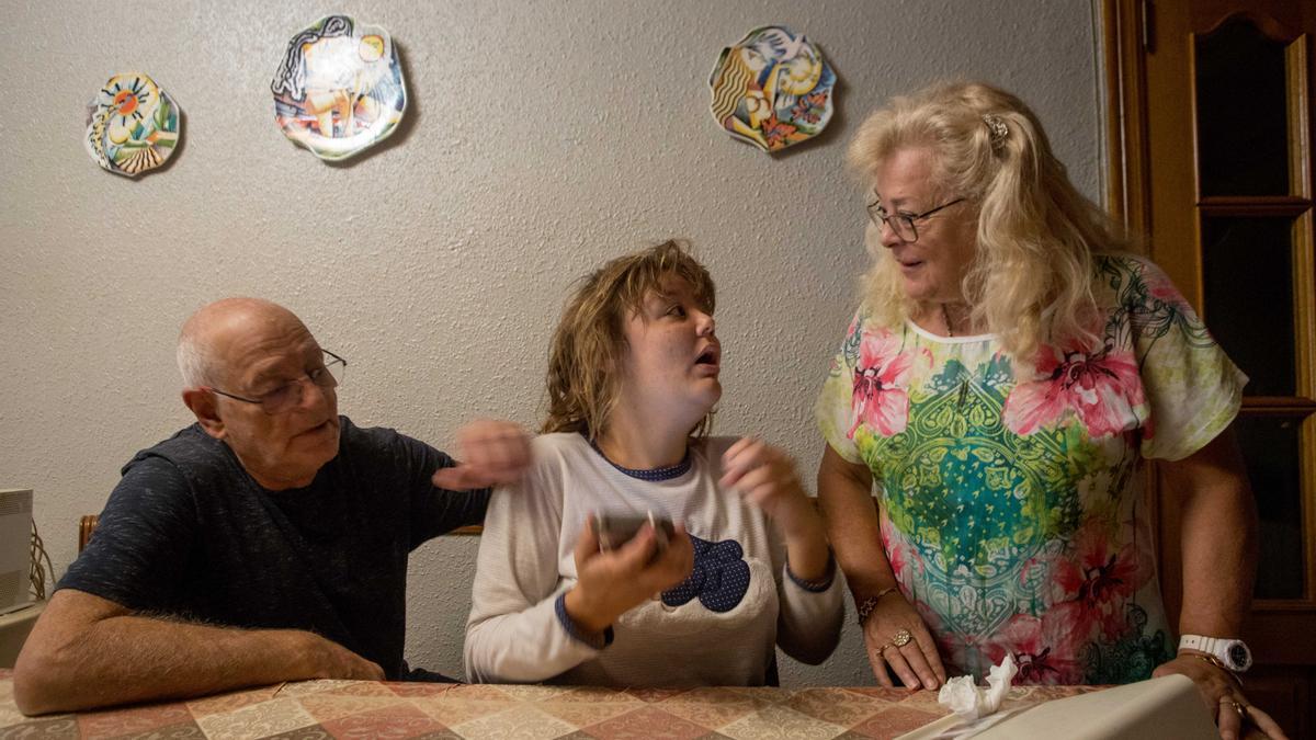 Sheila con sus abuelos, Paco y María