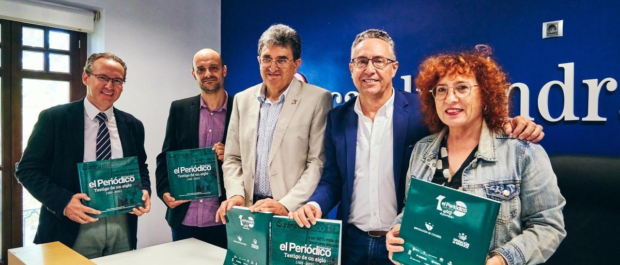 Los autores del libro ‘El Periódico Extremadura: testigo de un siglo’, junto a la dirección del rotativo, este viernes.